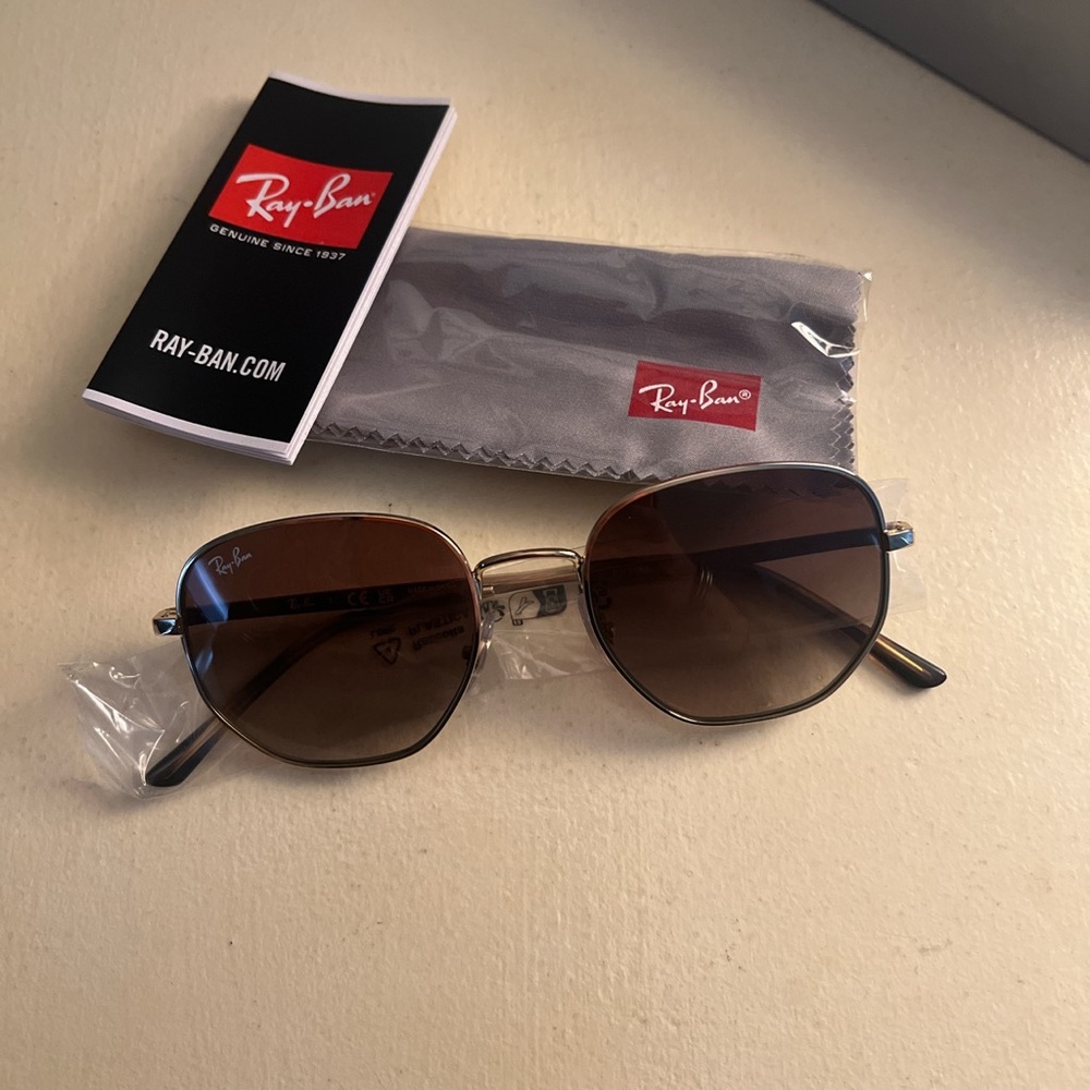 Arista Ray-Ban sunglasses in gradient brown.